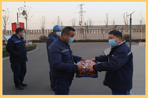 邢臺(tái)熱電公司領(lǐng)導(dǎo)慰問(wèn)駐廠保電員工-3.jpg
